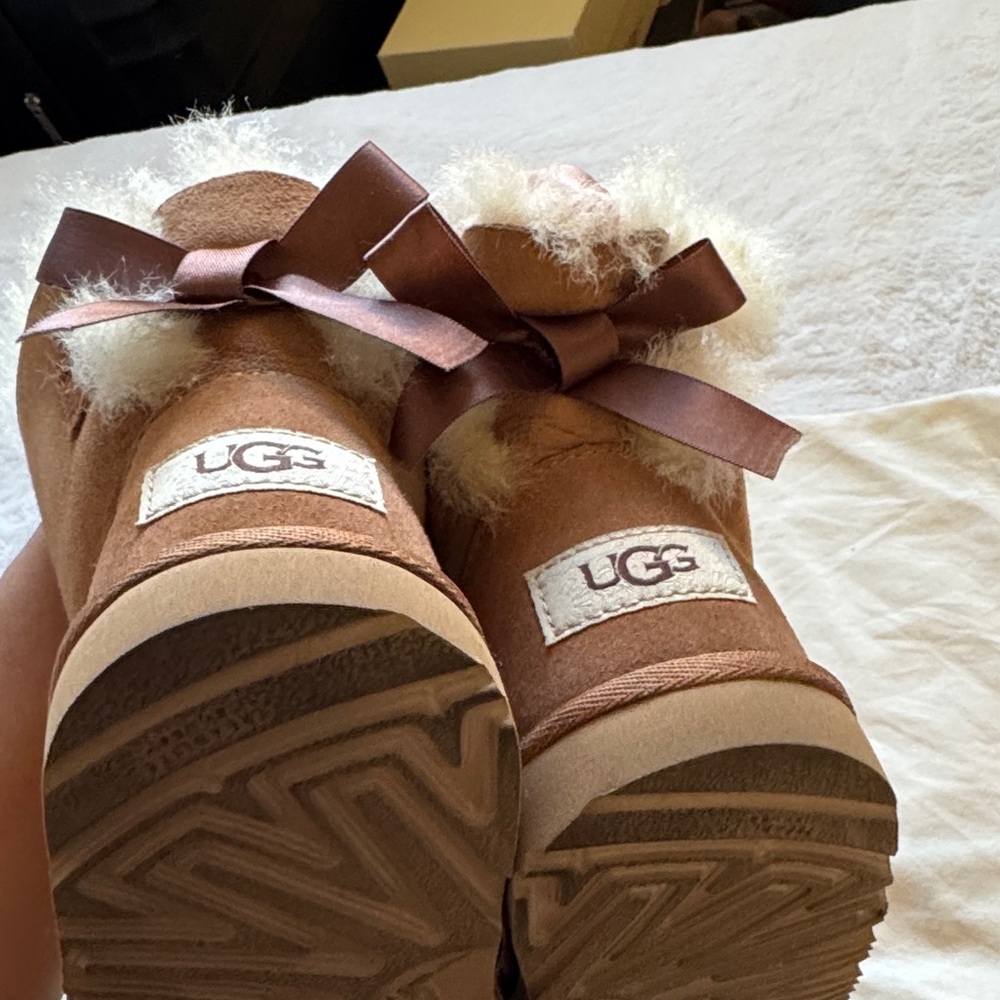 UGG Kids 13 Mini Bailey Bow II water resistant - Picture 6 of 15